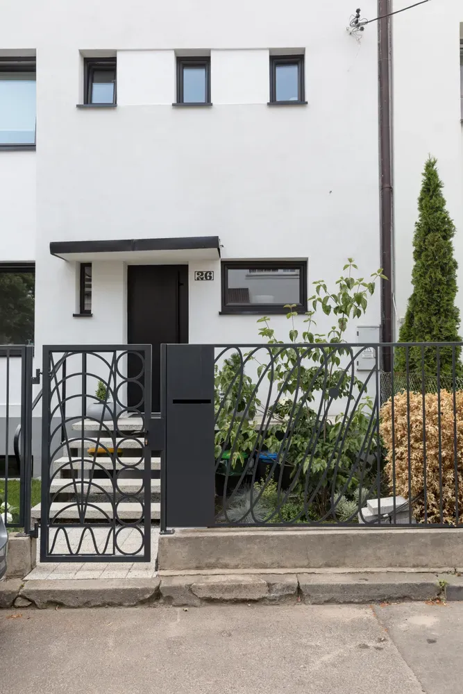 Ogrodzenie panelowe wokół domu z zadaszeniem wejścia - realizacja MAPALU