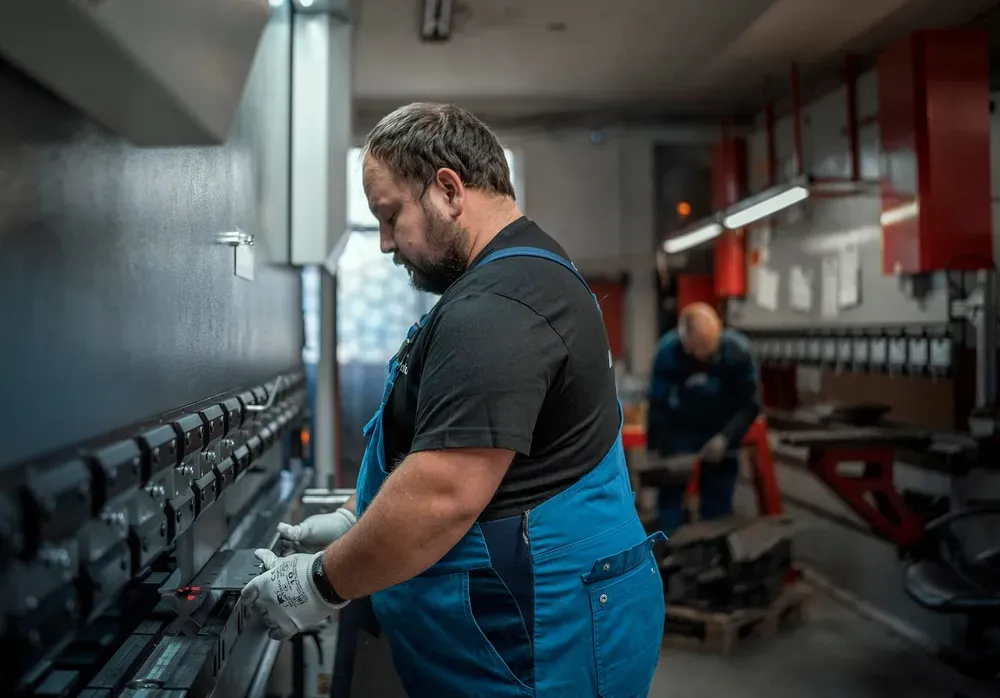 Gięcie blach na prasie krawędziowej CNC w zakładzie produkcyjnym Mapalu